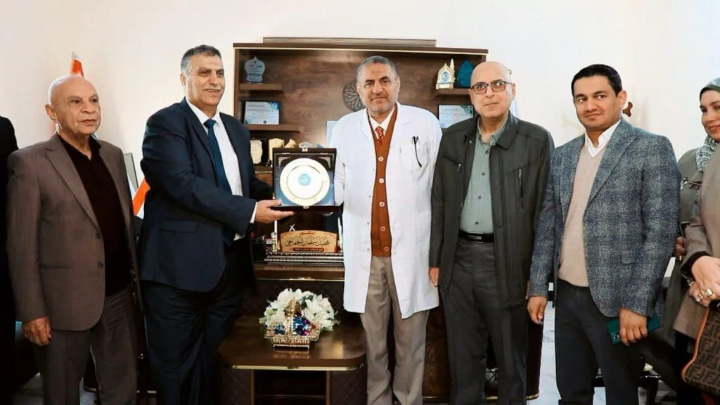 وفد الجامعة الوطنية للعلوم والتكنلوجيا يقدم درع التميز لدكتور عقيل الخفاجي