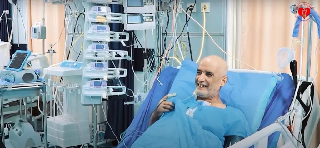 المريض خطار عبد بعد الخضوع لعملية زراعة قلب صناعي
