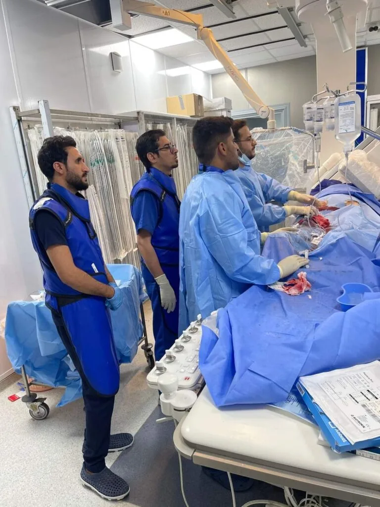 فريق طبي خافر في شعبة قسطرة البالغين يتمكن من انقاذ حياة (٤)حالات طارئه في ساعات متأخره من ليل اليوم الاربعاء