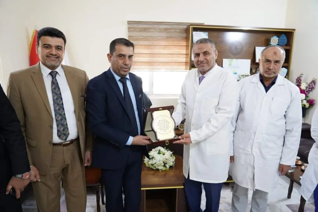 وفد من كلية التمريض في جامعة ذي قار يهدي درع التميز الى إدارة مستشفى الناصرية للقلب بمناسبة نجاح اول عملية قلب صناعي في العراق