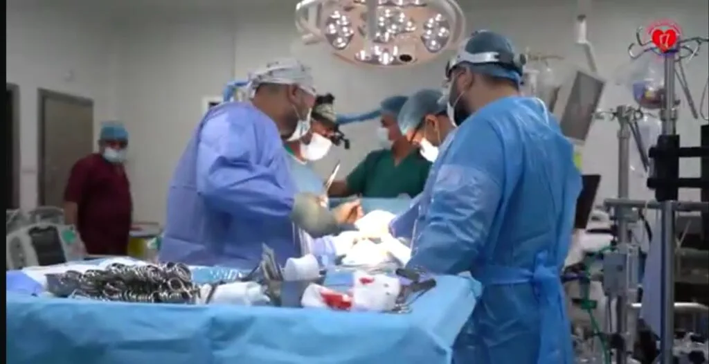 مستشفى الناصرية للقلب يسجل اليوم نجاح عمليتين لزراعة قلب صناعي لمريضين كانوا يعانون من عجز القلب المتقدم