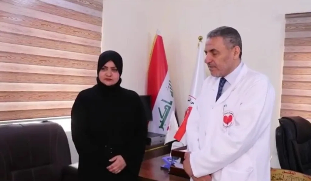 النائب هيفاء الجابري اثناء زيارتها لمستشفى الناصرية للقلب تهنئ إدارة المستشفى بنجاح ثلاث عمليات متعاقبه لزراعة القلب الصناعي وهو يسجل علامة فارقة في سجل العراق الطبي،